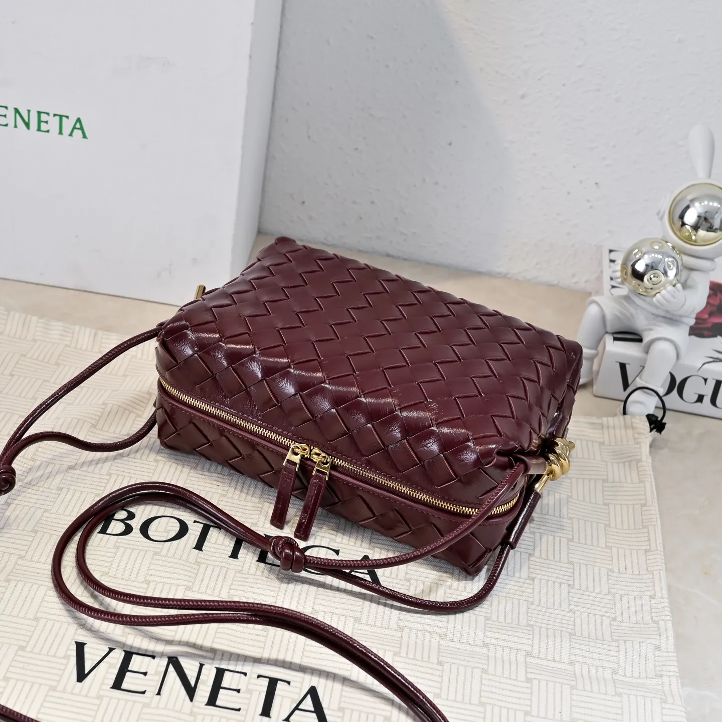 Batch 1660 𝗕𝗼𝘁𝘁𝗲𝗴𝗮 𝗩𝗲𝗻𝗲𝘁𝗮———— The latest version of the loop camera bag💥 from BV’s King of Cost-Effectiveness counter, large woven texture➕Ultra-high quality wax leather as always, with zippers, hardware decoration on both sides, adjustable drawstrings, it is especially suitable for the tummy💫It can hold anything, it is also very light, suitable🈴️for girls of all ages, size: 22*15*8cm, style number: 6126